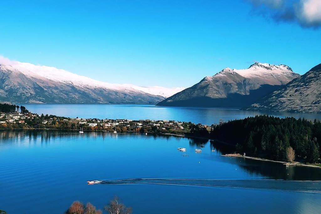 Lovely Apartment- Amazing Lake & Mountain Views كوينستاون المظهر الخارجي الصورة