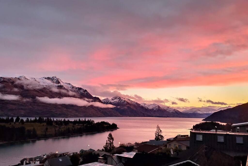 Lovely Apartment- Amazing Lake & Mountain Views كوينستاون المظهر الخارجي الصورة