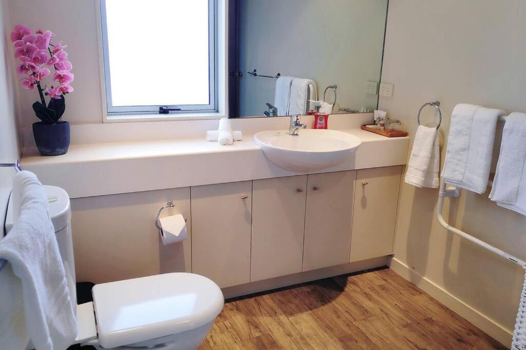 Lovely Apartment- Amazing Lake & Mountain Views كوينستاون المظهر الخارجي الصورة