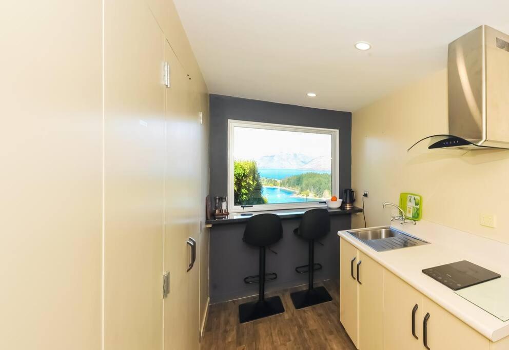 Lovely Apartment- Amazing Lake & Mountain Views كوينستاون المظهر الخارجي الصورة
