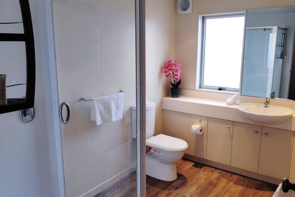 Lovely Apartment- Amazing Lake & Mountain Views كوينستاون المظهر الخارجي الصورة